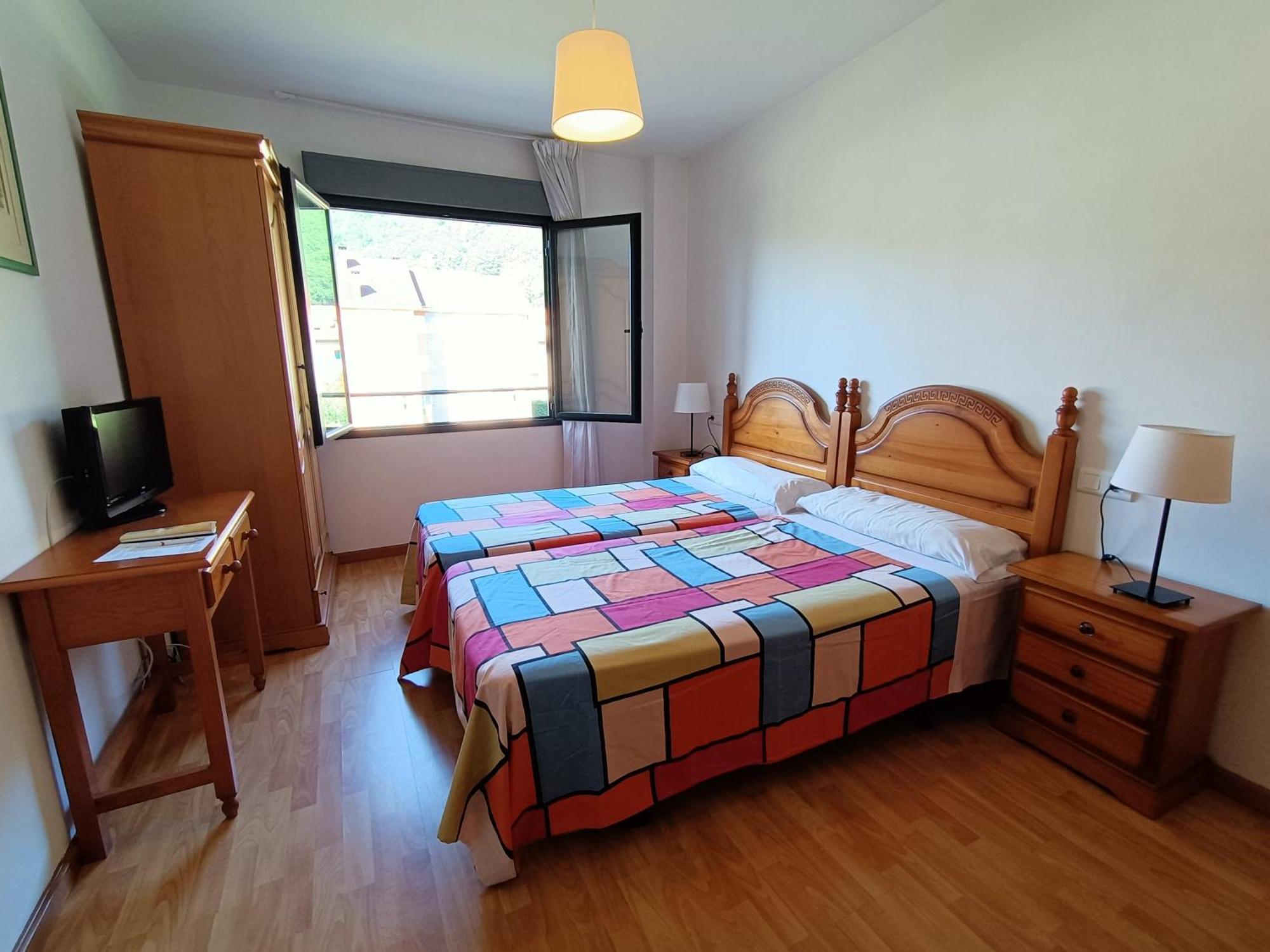 Onís Pension Paseo Real מראה חיצוני תמונה