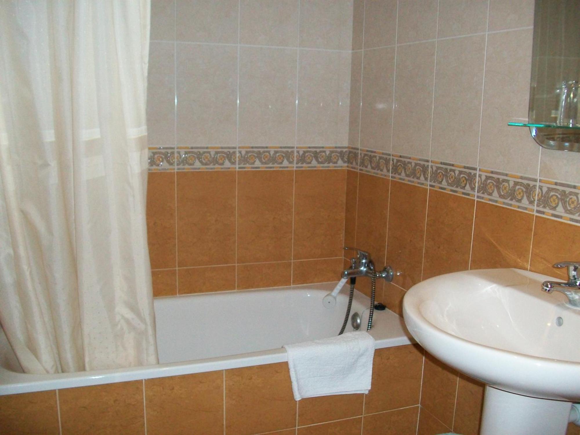 Onís Pension Paseo Real מראה חיצוני תמונה